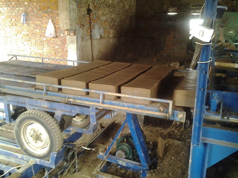 自動(dòng)水坯車裝車機(jī)使用現(xiàn)場